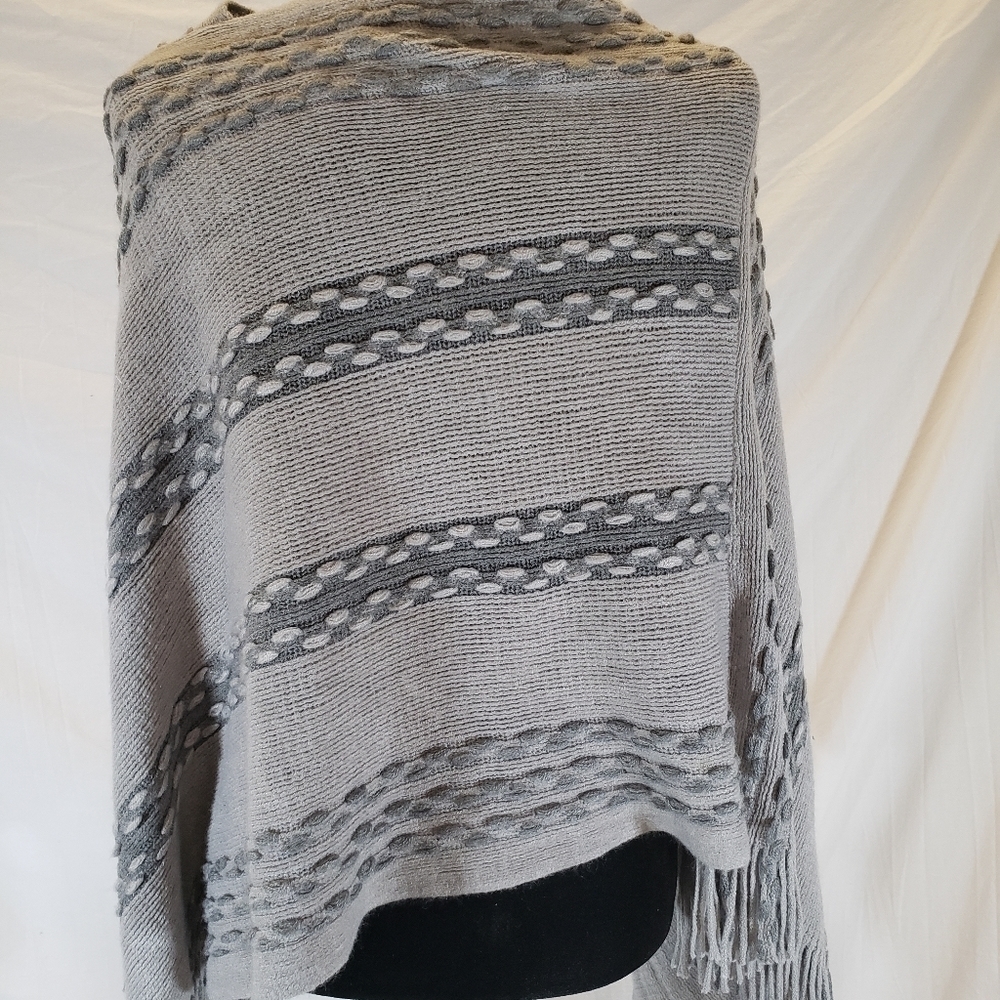 Passion 4 Fashion Gray Shawl/Covering With Fringes one size - Picture 3 of 6